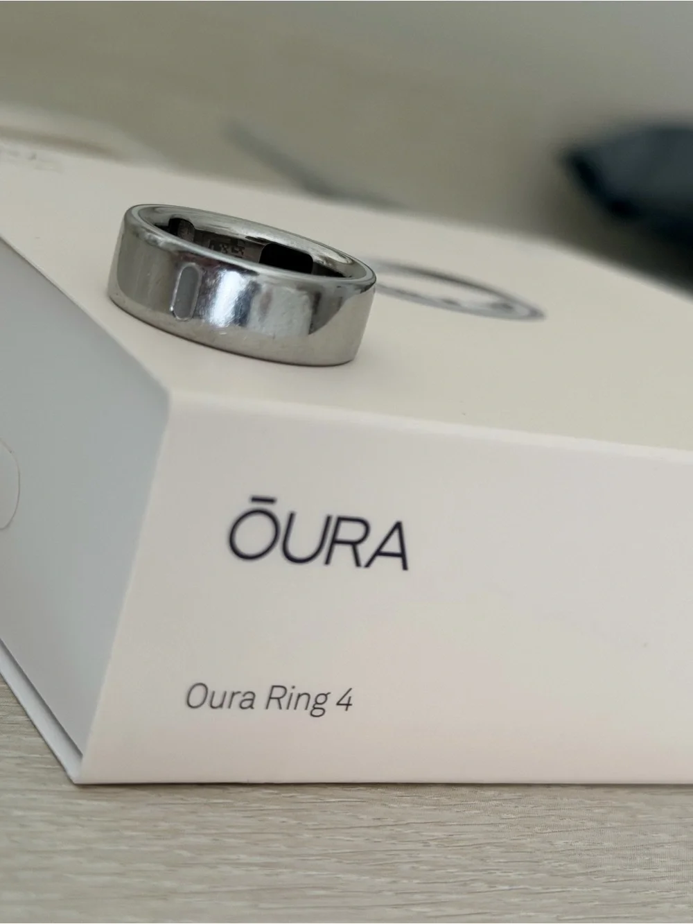 Oura Ring - Gen 4 - Size 8 - Silver: charger, box and amazon covers included